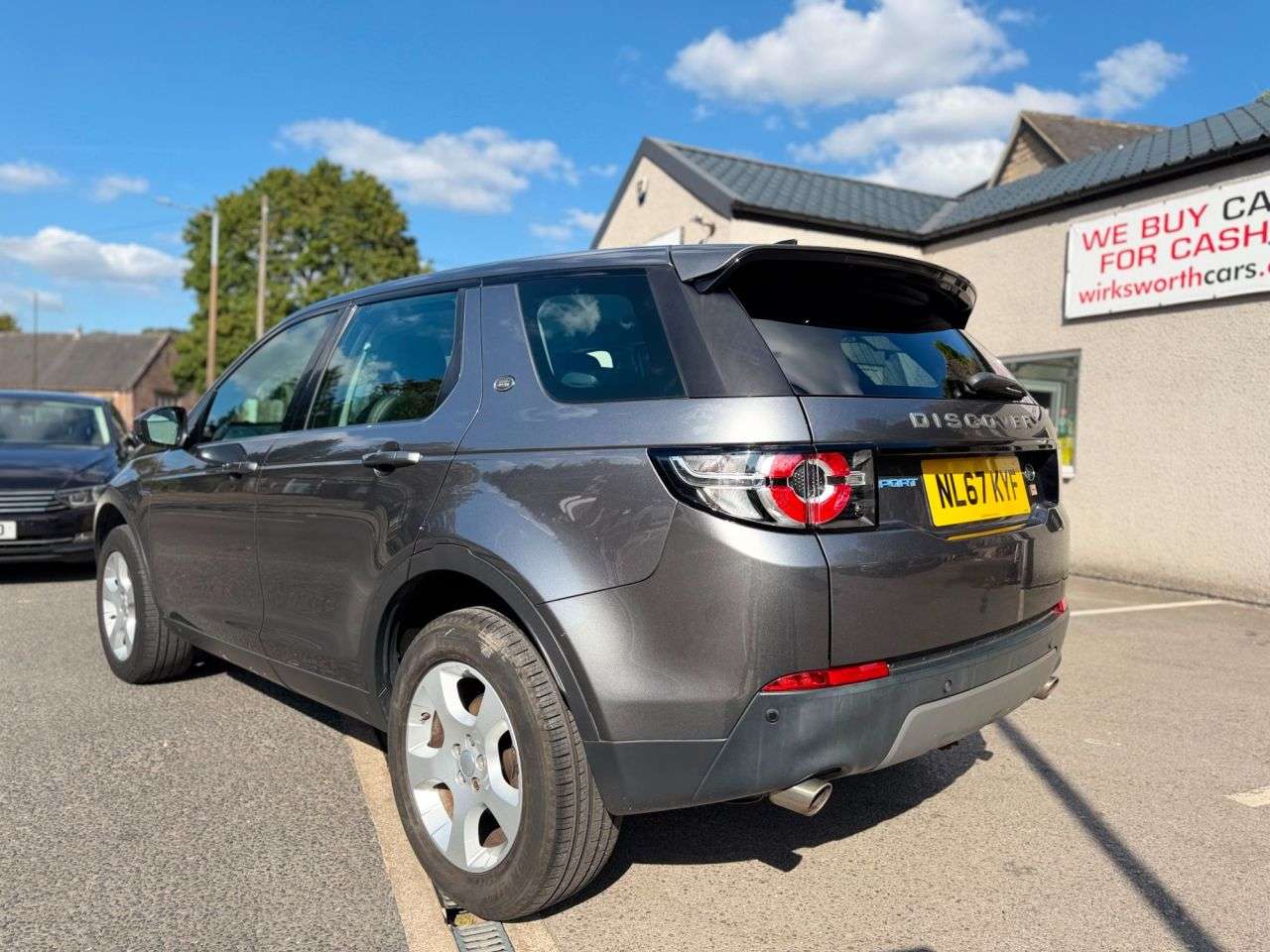 A 2017 LAND ROVER DISCOVERY SPORT 2.0 TD4 SE SUV 5dr 5 seat Diesel Manual 4WD Euro 6**9 SERVICES*1 OWNER** *9 A 2017 LAND ROVER DISCOVERY SPORT 2.0 TD4 SE SUV 5dr 5 seat Diesel Manual 4WD Euro 6**9 SERVICES*1 OWNER** *9