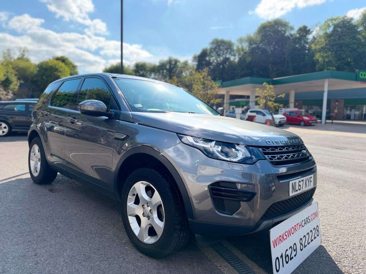 A 2017 LAND ROVER DISCOVERY SPORT 2.0 TD4 SE SUV 5dr 5 seat Diesel Manual 4WD Euro 6**9 SERVICES*1 OWNER** *9 A 2017 LAND ROVER DISCOVERY SPORT 2.0 TD4 SE SUV 5dr 5 seat Diesel Manual 4WD Euro 6**9 SERVICES*1 OWNER** *9
