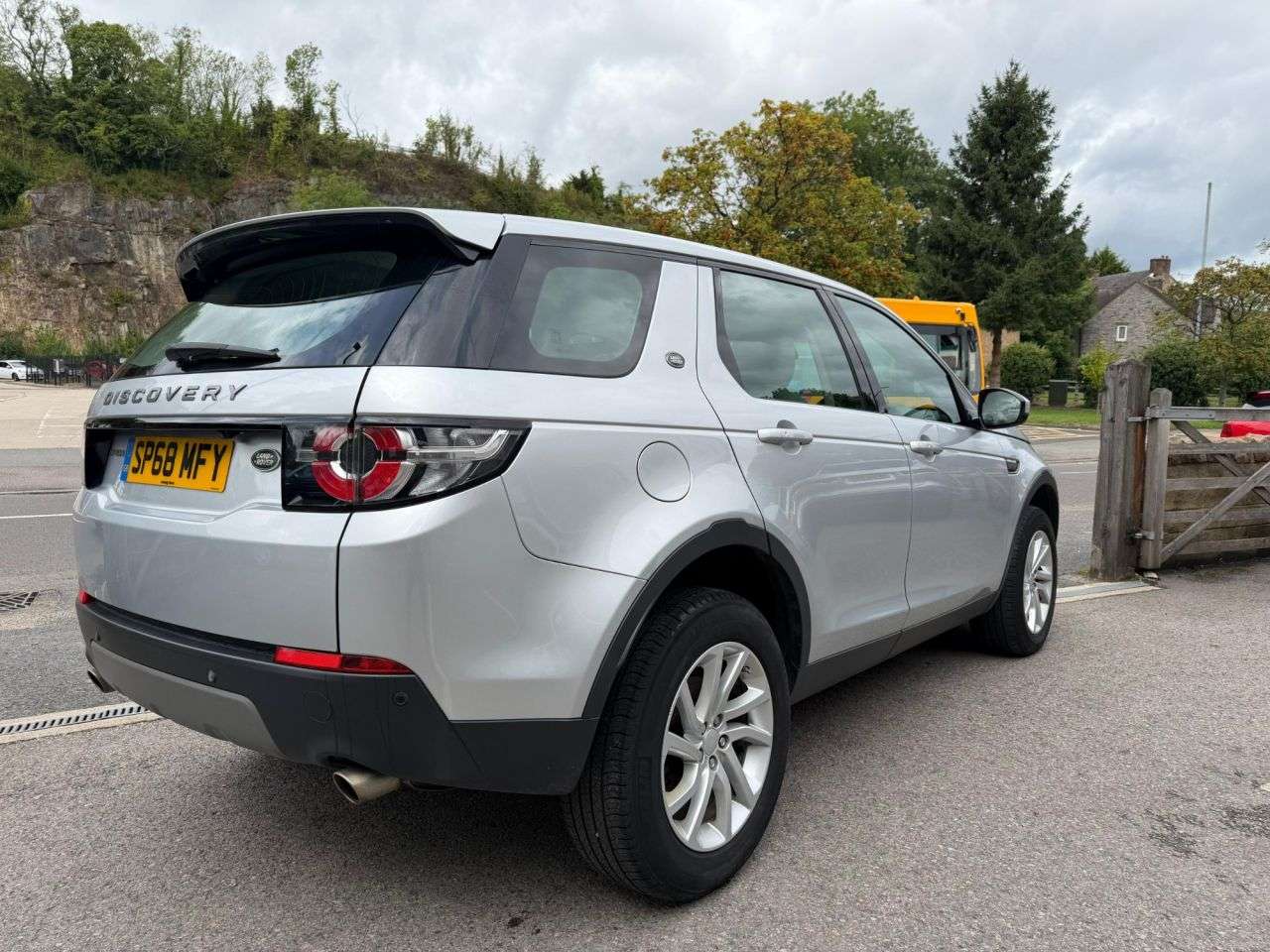 A 2018 LAND ROVER DISCOVERY SPORT 2.0 TD4 SE Tech SUV 5dr Diesel Auto 4WD Euro 6**FSH 5 STAMPS**7 SEATS** *FS A 2018 LAND ROVER DISCOVERY SPORT 2.0 TD4 SE Tech SUV 5dr Diesel Auto 4WD Euro 6**FSH 5 STAMPS**7 SEATS** *FS