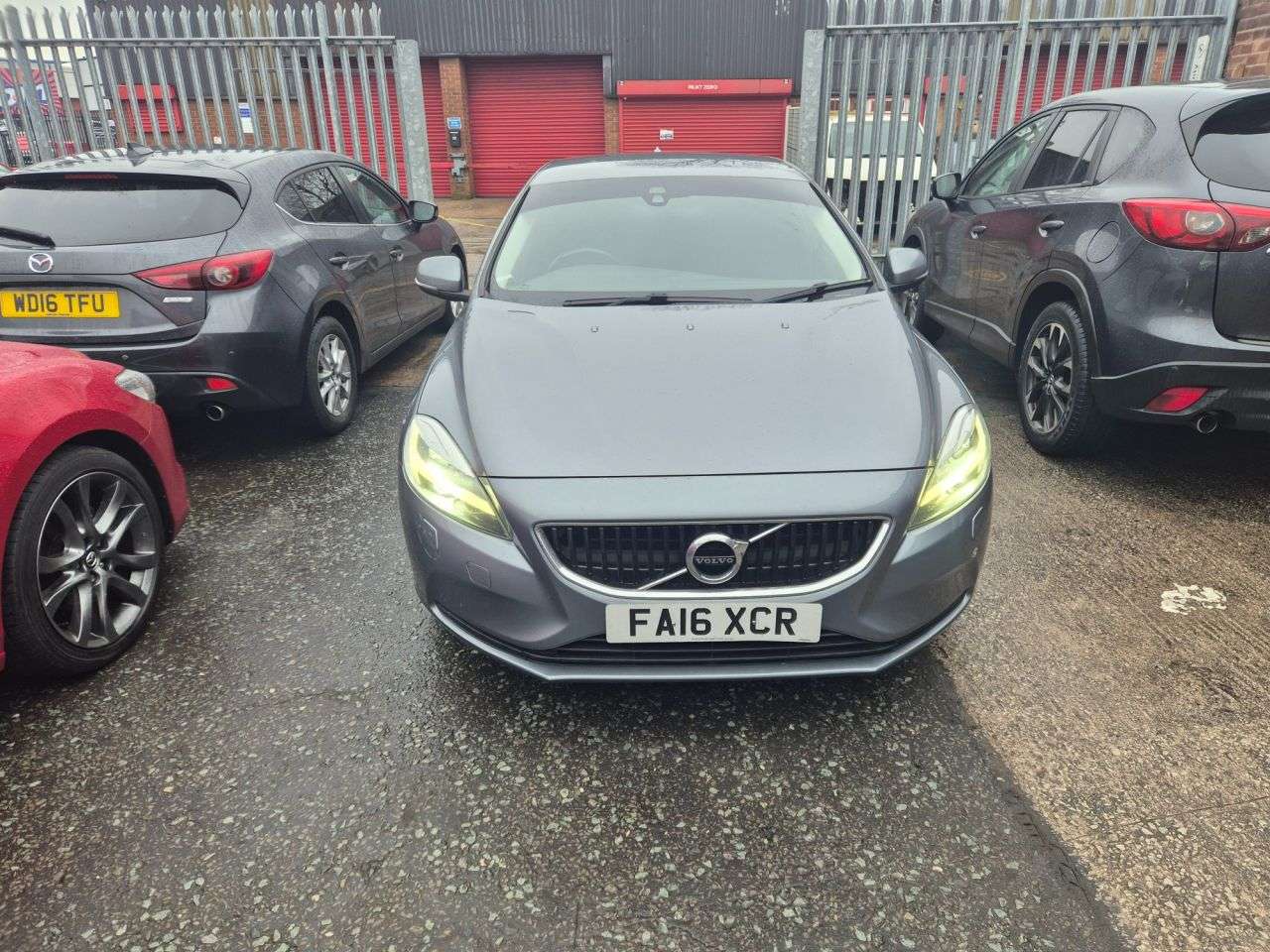 A 2016 VOLVO V40 2.0 D2 Momentum Hatchback 5dr Diesel Manual Euro 6 (s/s) (120 ps) JUST BEEN A 2016 VOLVO V40 2.0 D2 Momentum Hatchback 5dr Diesel Manual Euro 6 (s/s) (120 ps) JUST BEEN