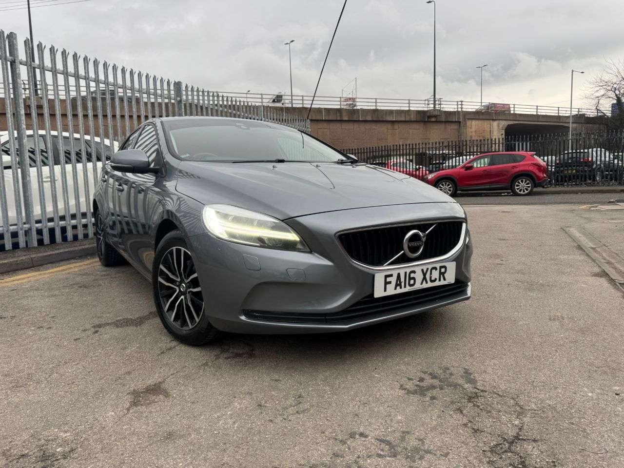 A 2016 VOLVO V40 2.0 D2 Momentum Hatchback 5dr Diesel Manual Euro 6 (s/s) (120 ps) JUST BEEN A 2016 VOLVO V40 2.0 D2 Momentum Hatchback 5dr Diesel Manual Euro 6 (s/s) (120 ps) JUST BEEN