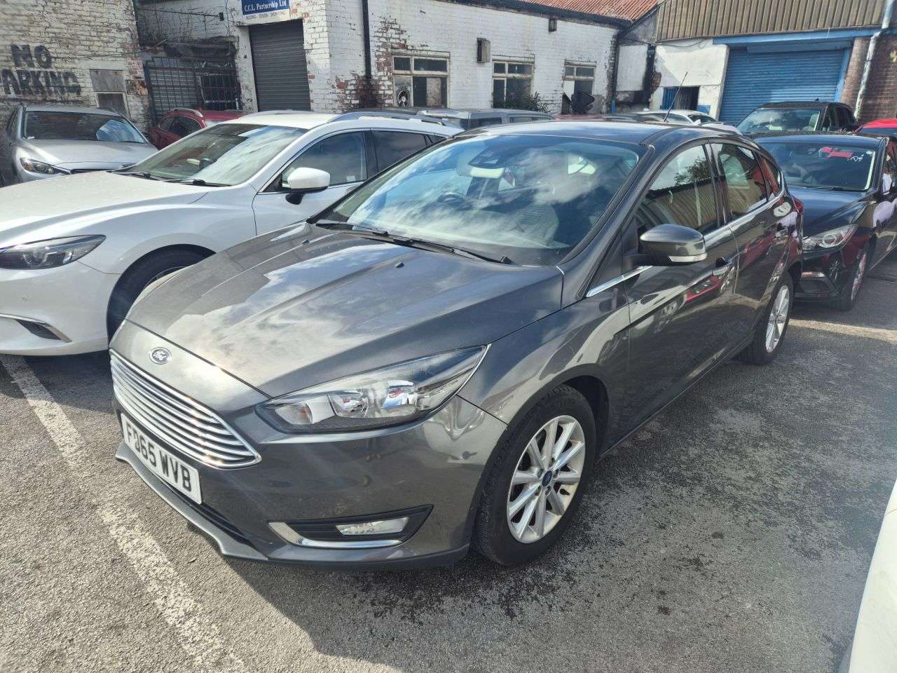 A 2015 FORD FOCUS 1.6 Titanium Hatchback 5dr Petrol Powershift Euro 6 (125 ps) SERVICE HISTOR A 2015 FORD FOCUS 1.6 Titanium Hatchback 5dr Petrol Powershift Euro 6 (125 ps) SERVICE HISTOR