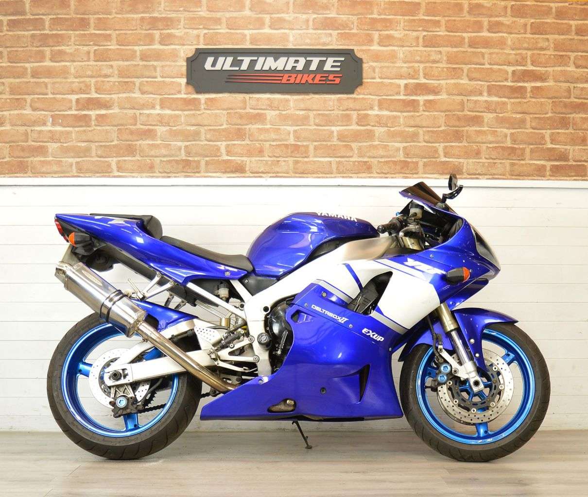 A 2001 YAMAHA R1 A 2001 YAMAHA R1