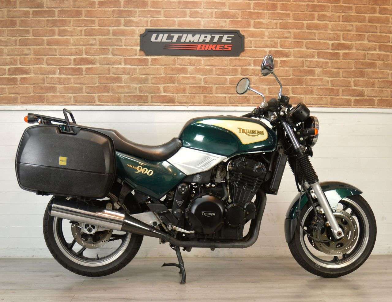 A 1993 TRIUMPH TRIDENT 900 A 1993 TRIUMPH TRIDENT 900