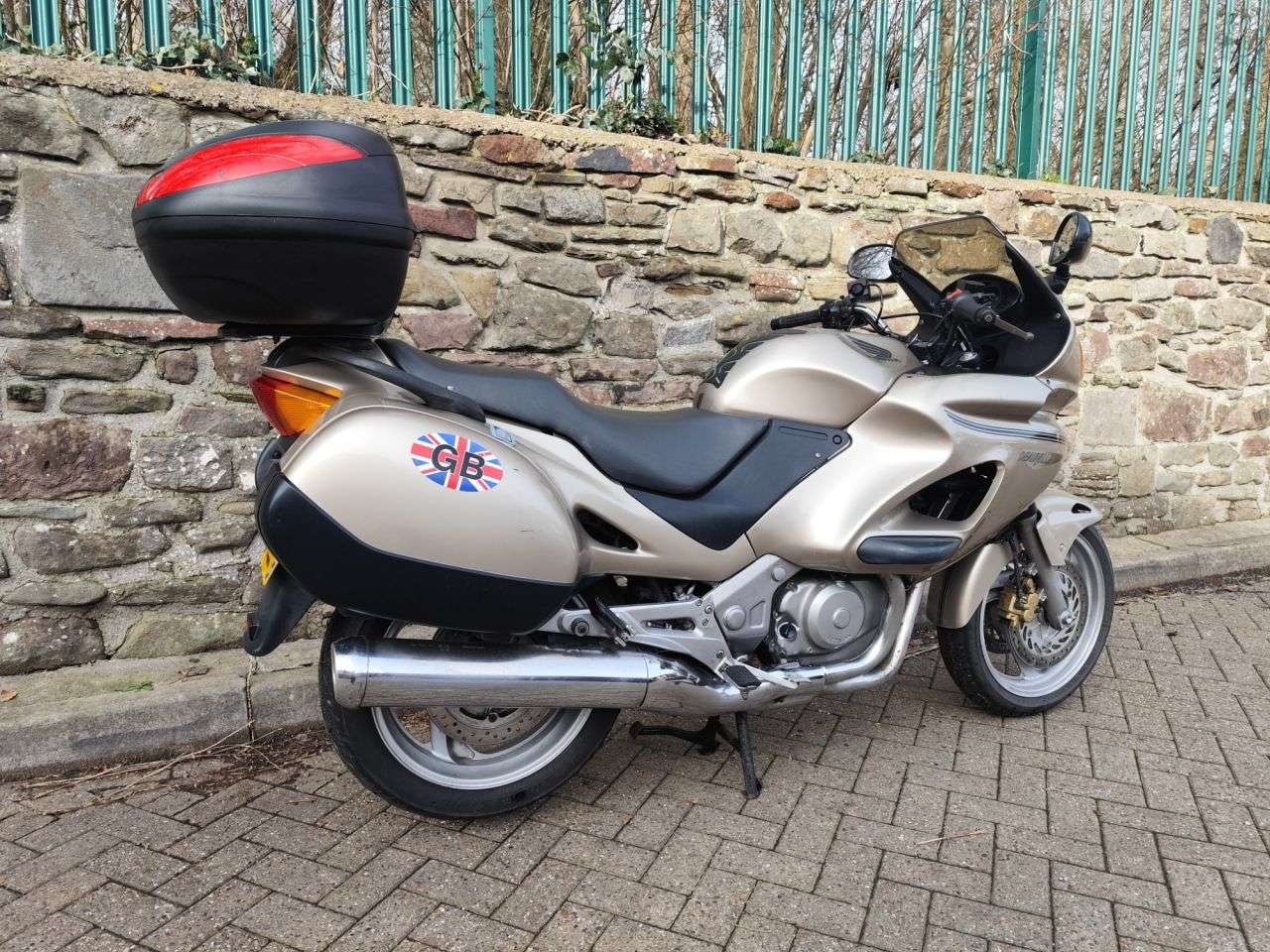 A 2001 HONDA NT650V DEAUVILLE A 2001 HONDA NT650V DEAUVILLE