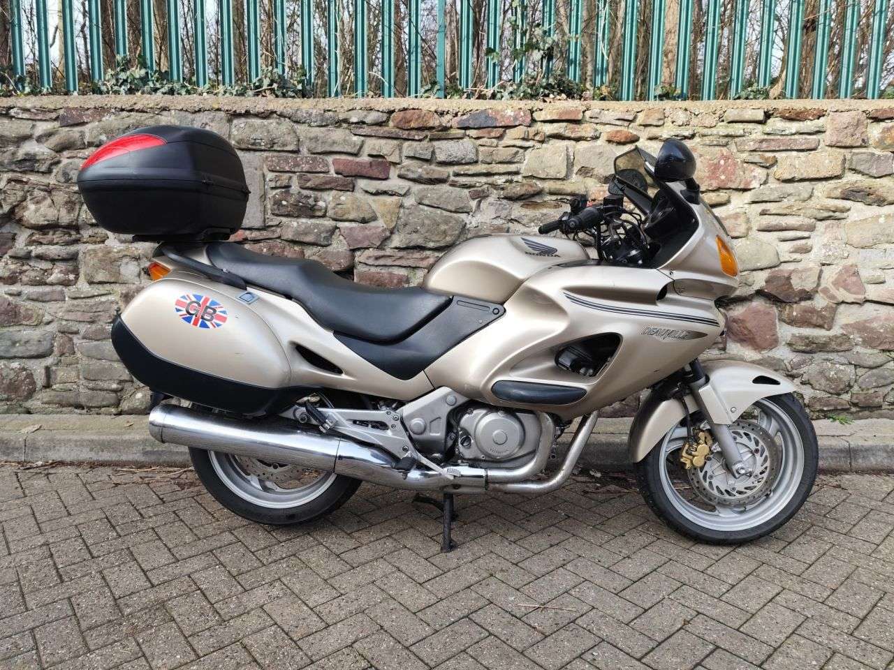 A 2001 HONDA NT650V DEAUVILLE A 2001 HONDA NT650V DEAUVILLE