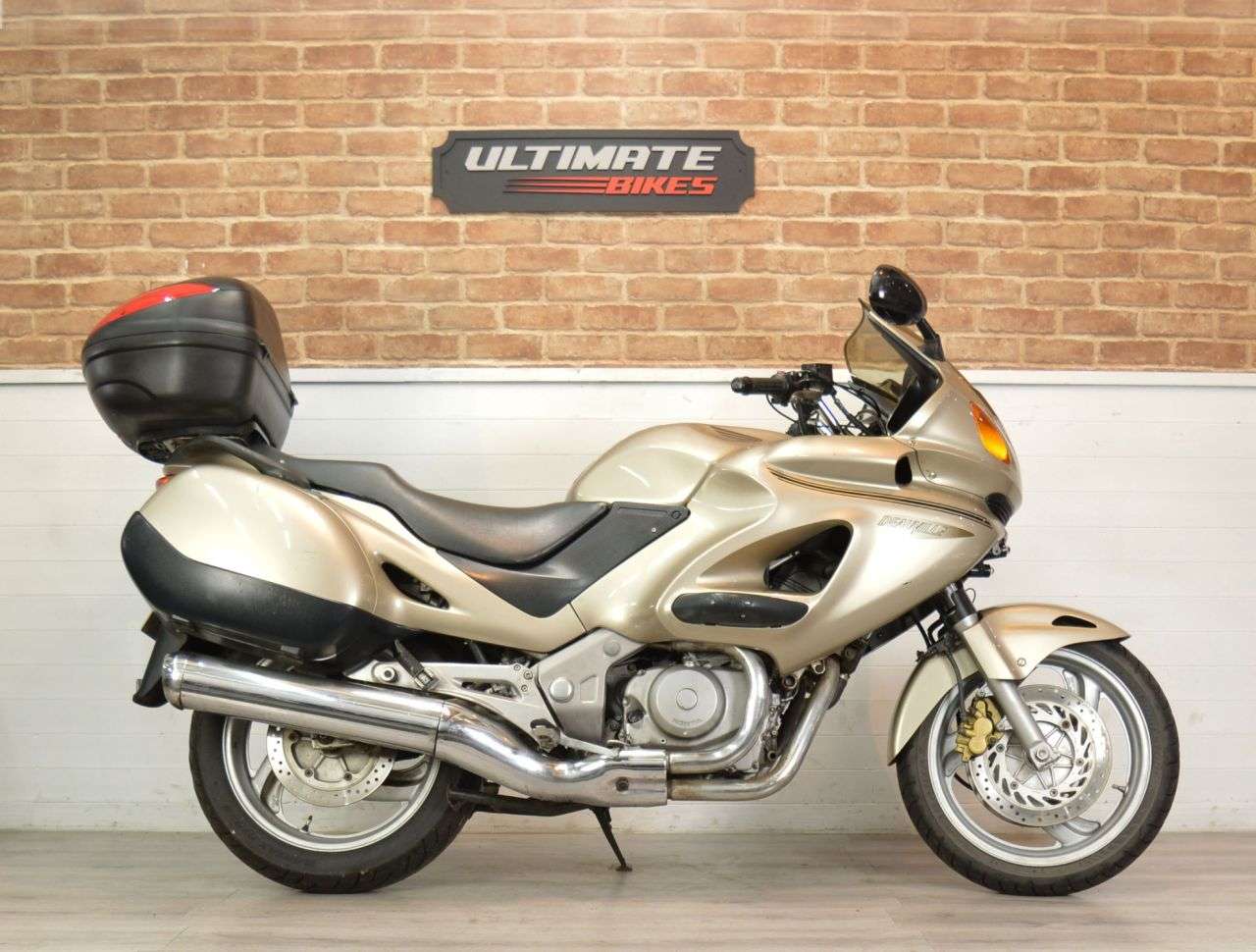 A 2001 HONDA NT650V DEAUVILLE A 2001 HONDA NT650V DEAUVILLE