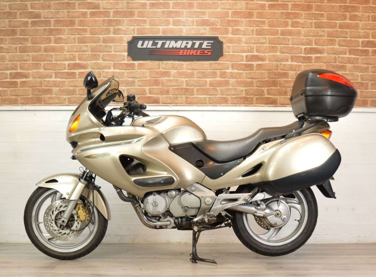 A 2001 HONDA NT650V DEAUVILLE A 2001 HONDA NT650V DEAUVILLE