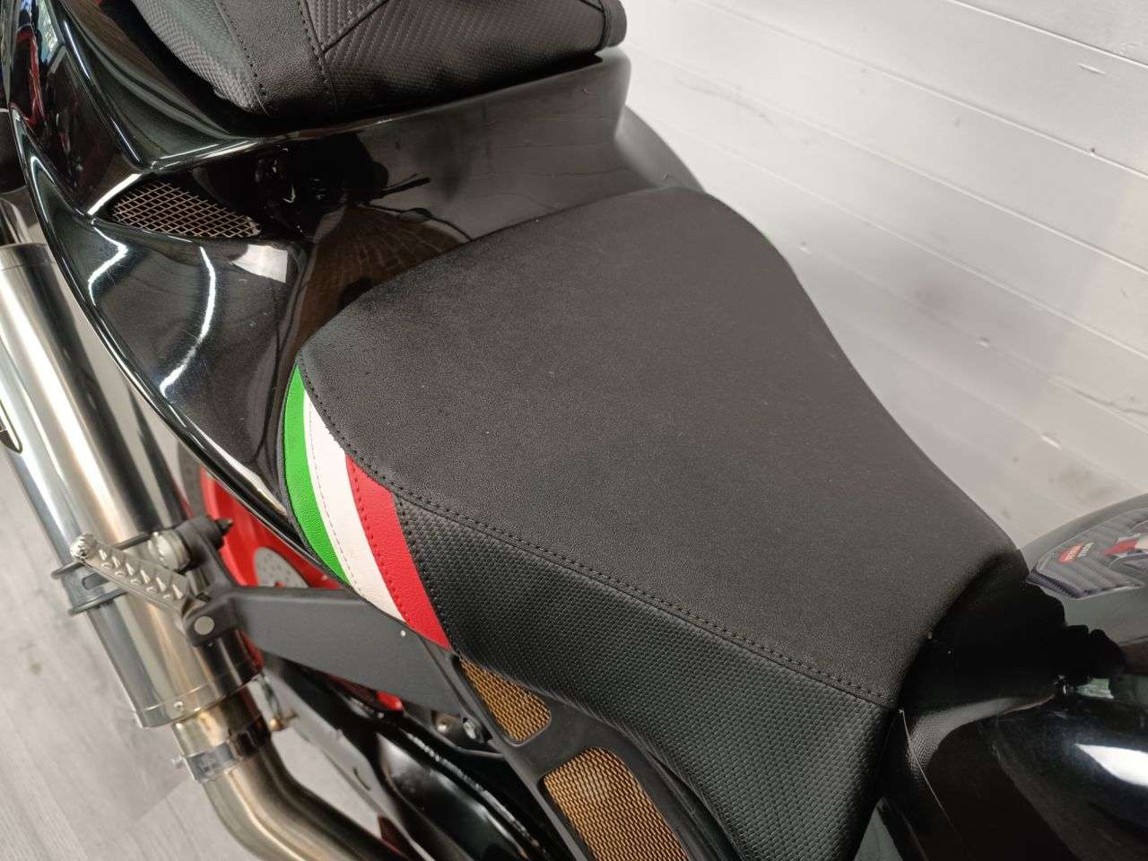 A 2004 APRILIA TUONO 1000 A 2004 APRILIA TUONO 1000