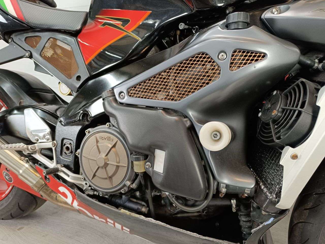 A 2004 APRILIA TUONO 1000 A 2004 APRILIA TUONO 1000