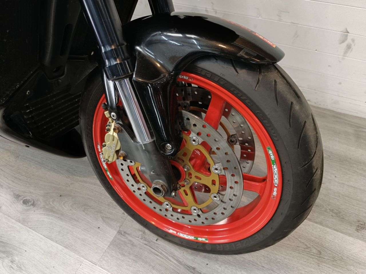 A 2004 APRILIA TUONO 1000 A 2004 APRILIA TUONO 1000