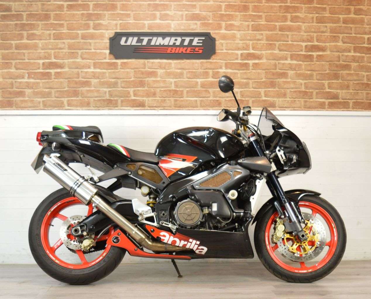 A 2004 APRILIA TUONO 1000 A 2004 APRILIA TUONO 1000