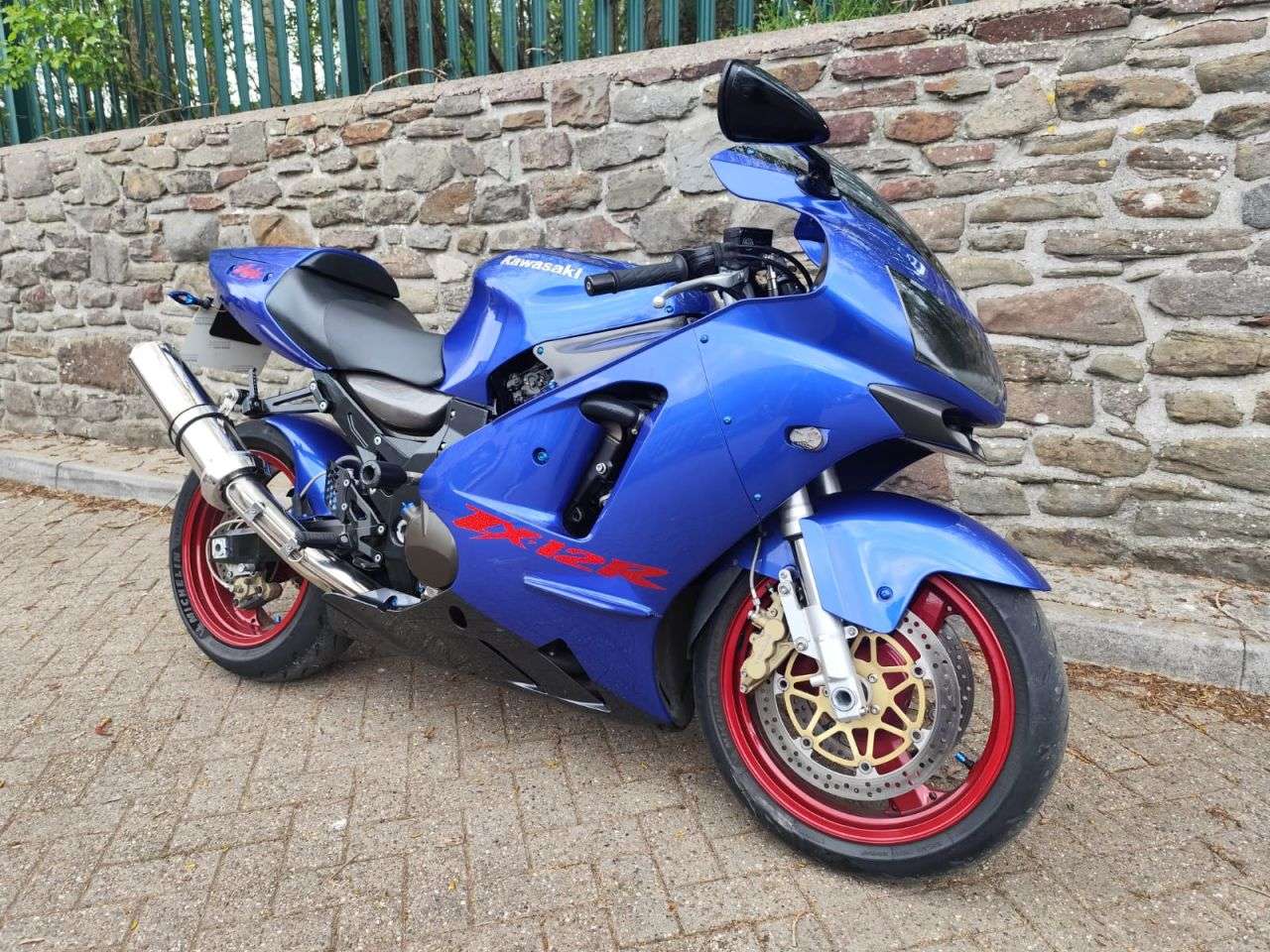 A 2002 KAWASAKI ZX-12R A 2002 KAWASAKI ZX-12R