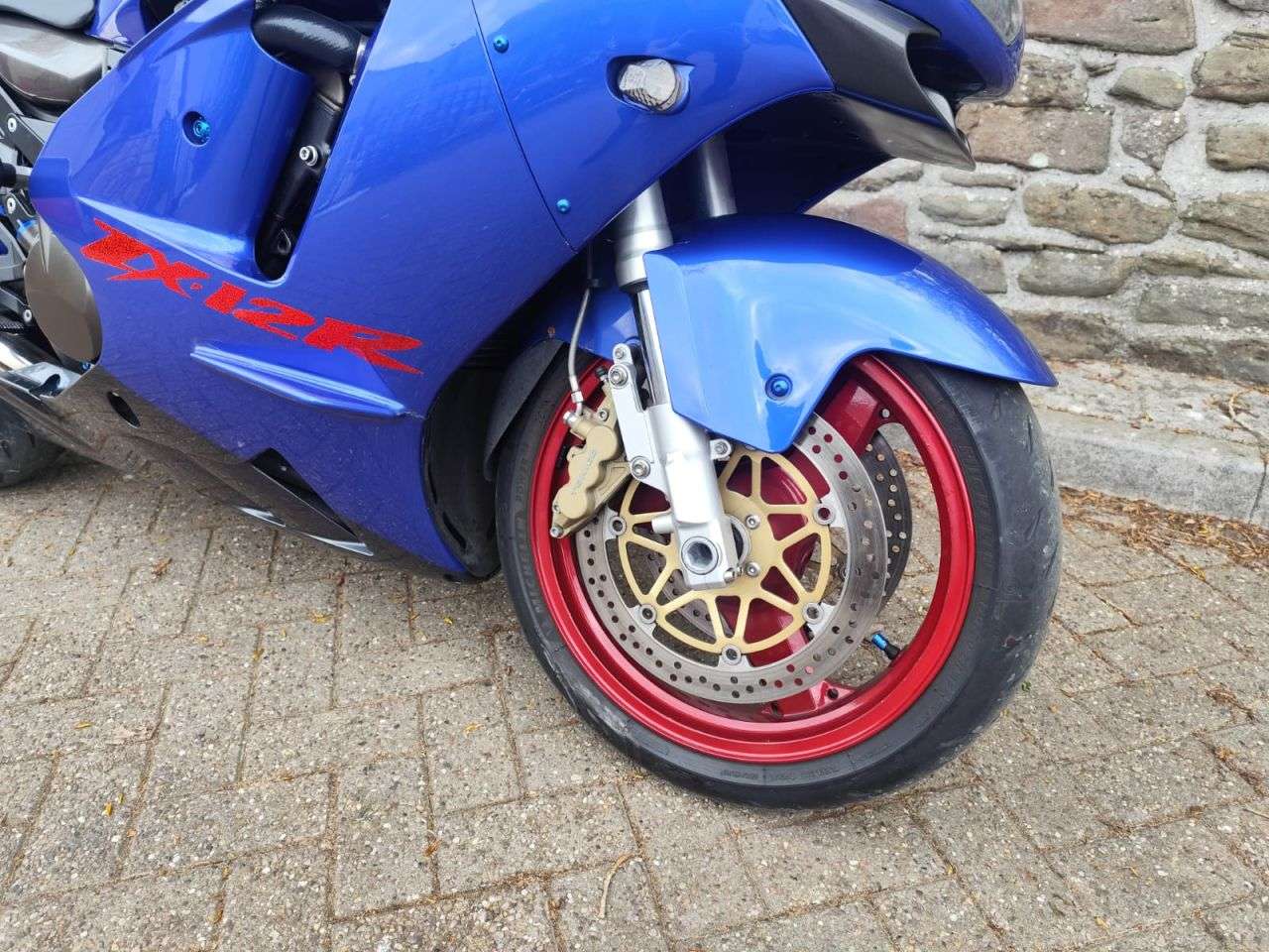 A 2002 KAWASAKI ZX-12R A 2002 KAWASAKI ZX-12R