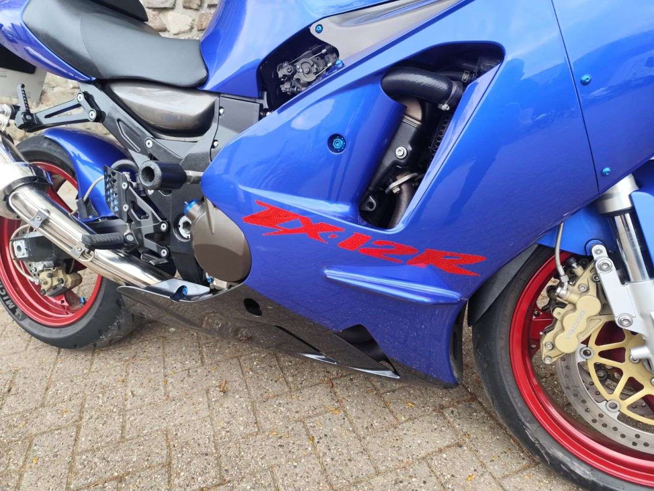 A 2002 KAWASAKI ZX-12R A 2002 KAWASAKI ZX-12R