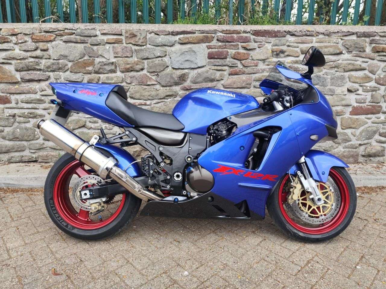 A 2002 KAWASAKI ZX-12R A 2002 KAWASAKI ZX-12R