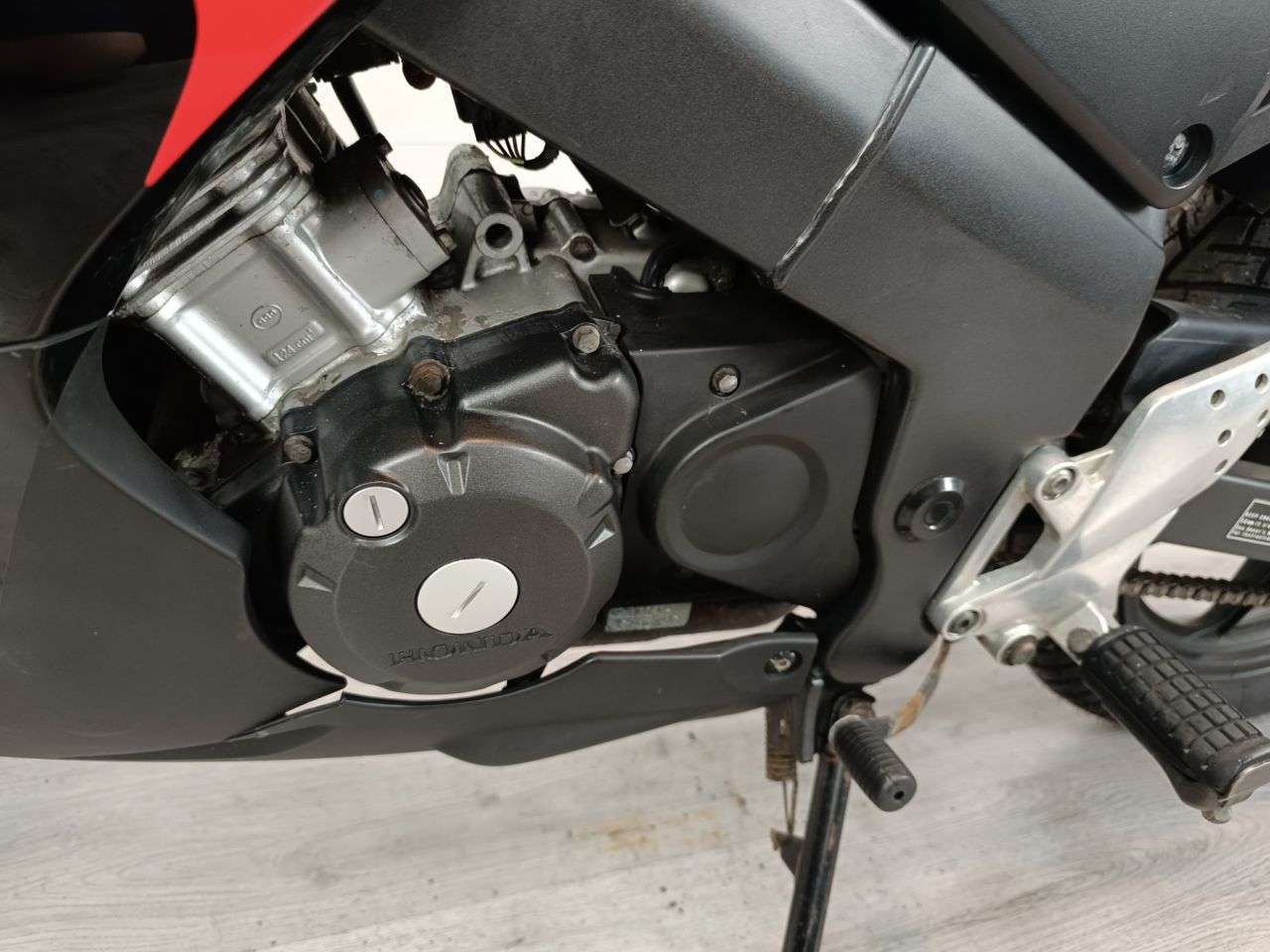 A 2010 HONDA CBR125R A 2010 HONDA CBR125R
