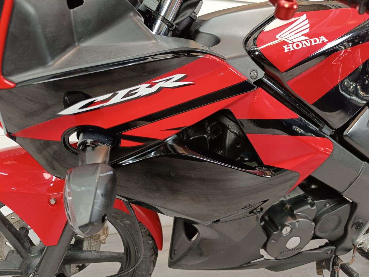 A 2010 HONDA CBR125R A 2010 HONDA CBR125R