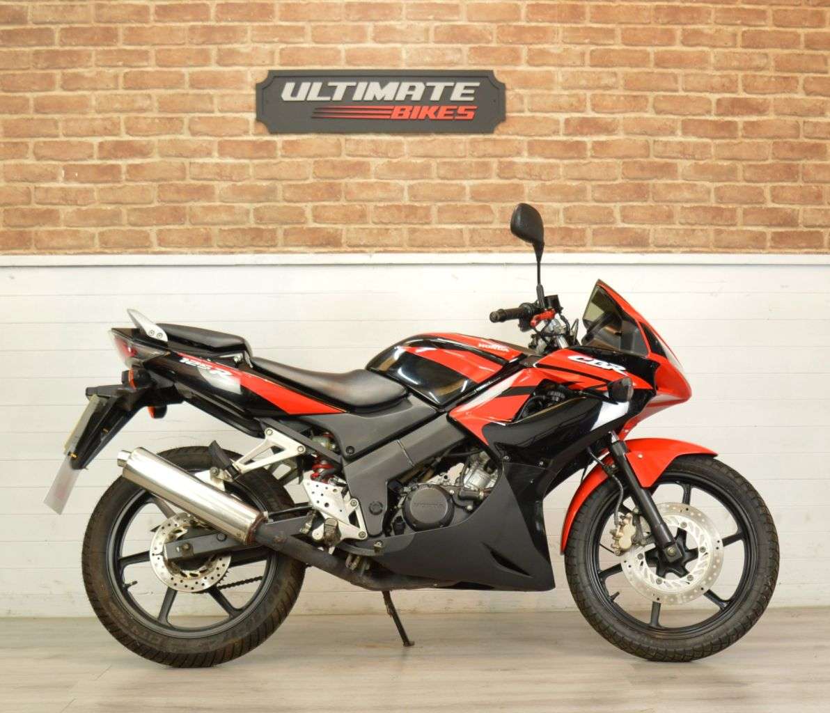 A 2010 HONDA CBR125R A 2010 HONDA CBR125R