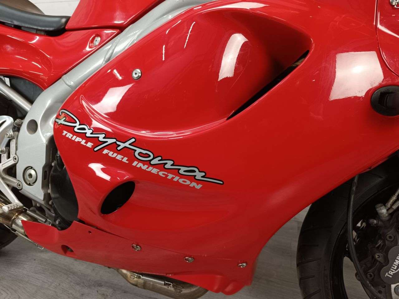 A 1998 TRIUMPH DAYTONA T595 A 1998 TRIUMPH DAYTONA T595