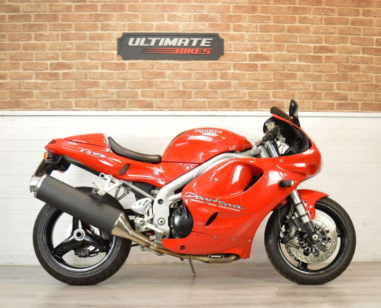 A 1998 TRIUMPH DAYTONA T595 A 1998 TRIUMPH DAYTONA T595