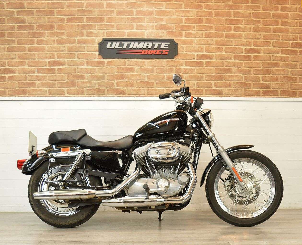 A 2006 HARLEY-DAVIDSON SPORTSTER 883 A 2006 HARLEY-DAVIDSON SPORTSTER 883