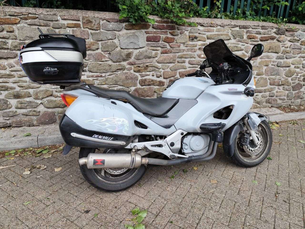 A 2005 HONDA NT650V DEAUVILLE A 2005 HONDA NT650V DEAUVILLE
