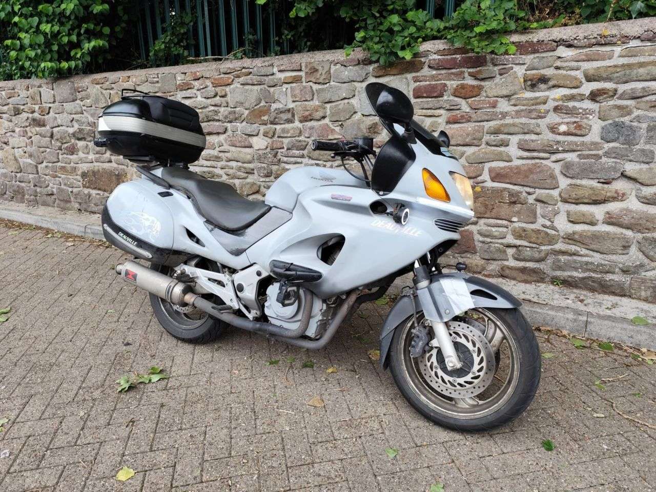 A 2005 HONDA NT650V DEAUVILLE A 2005 HONDA NT650V DEAUVILLE