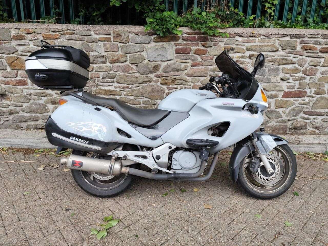 A 2005 HONDA NT650V DEAUVILLE A 2005 HONDA NT650V DEAUVILLE