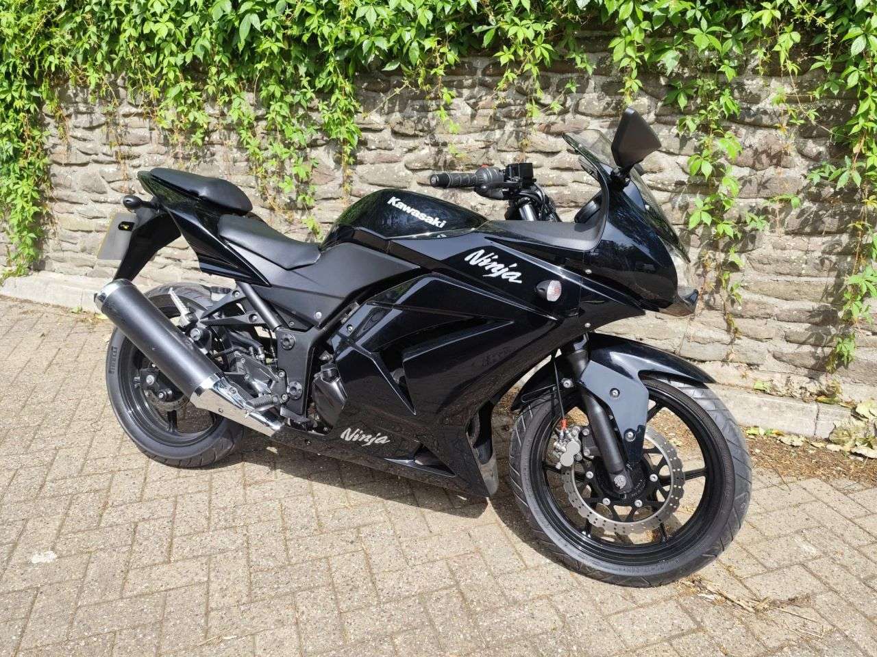 A 2011 KAWASAKI NINJA 250R A 2011 KAWASAKI NINJA 250R
