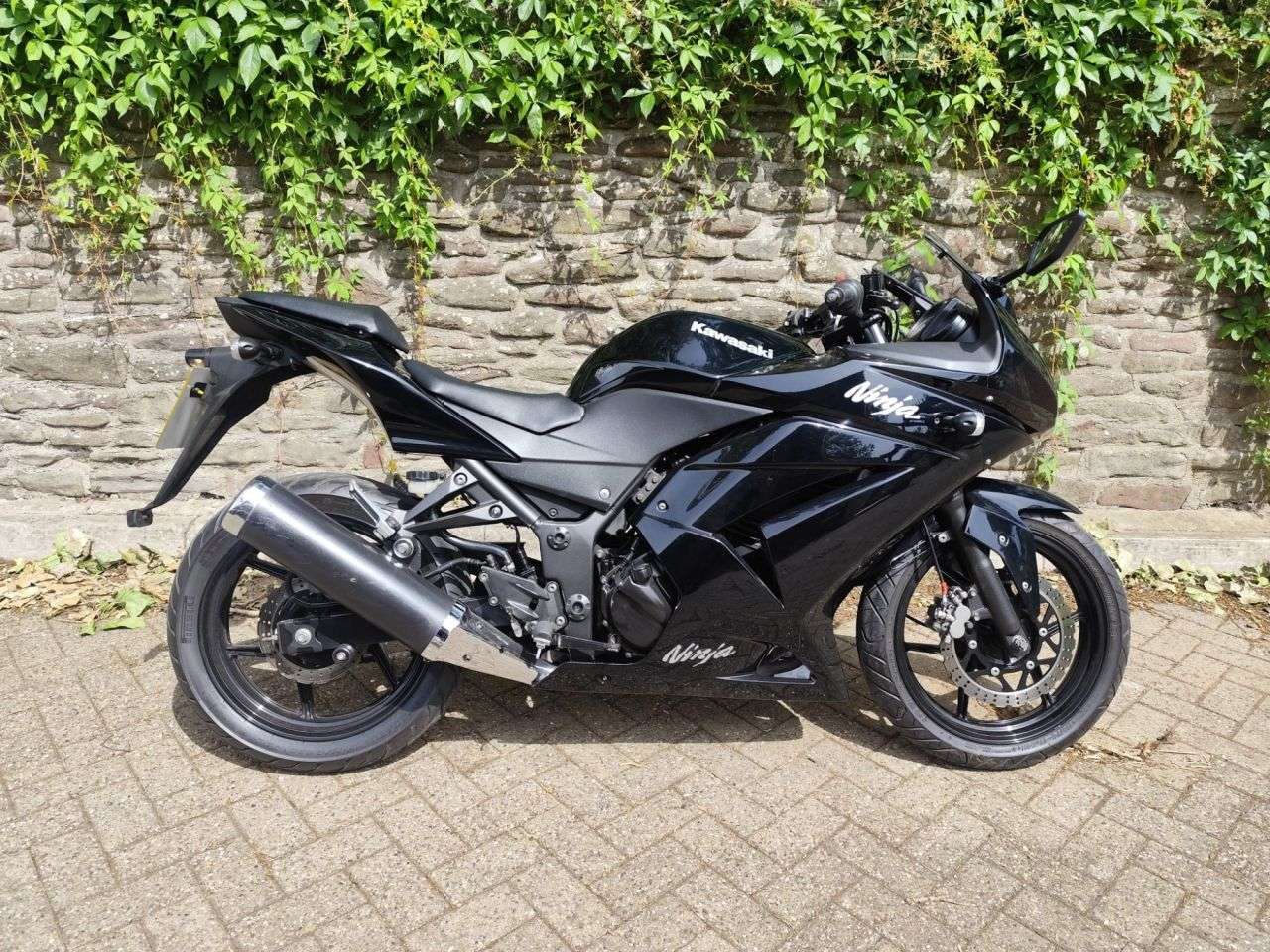 A 2011 KAWASAKI NINJA 250R A 2011 KAWASAKI NINJA 250R