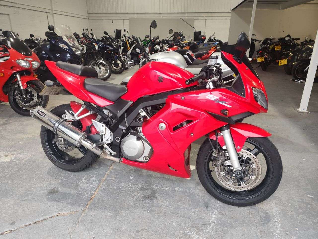 A 2006 SUZUKI SV1000S A 2006 SUZUKI SV1000S
