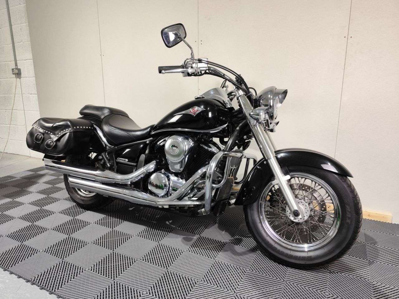 A 2011 KAWASAKI VULCAN 900 A 2011 KAWASAKI VULCAN 900