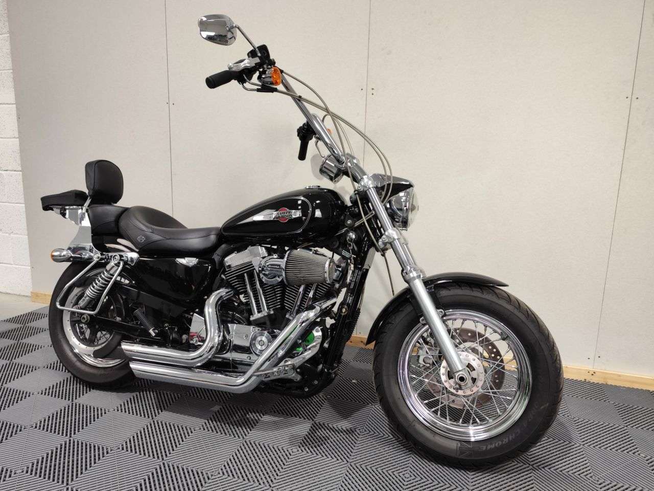 A 2013 HARLEY-DAVIDSON SPORTSTER XL1200C A 2013 HARLEY-DAVIDSON SPORTSTER XL1200C