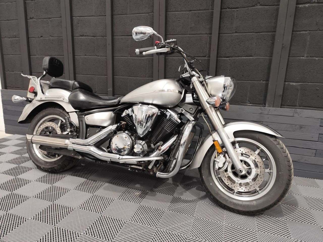 A 2008 YAMAHA XVS 1300 A MIDNIGHT STAR A 2008 YAMAHA XVS 1300 A MIDNIGHT STAR