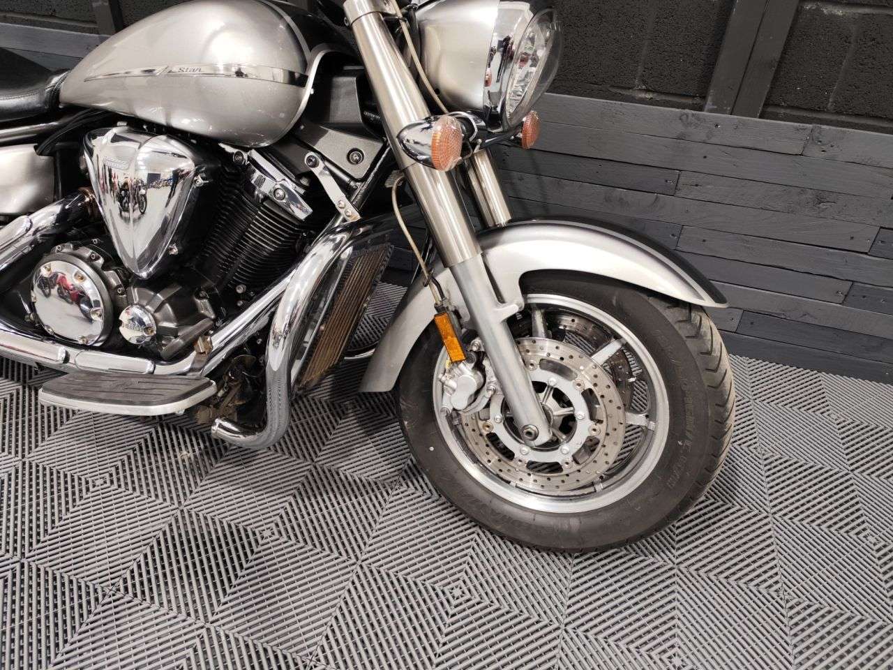 A 2008 YAMAHA XVS 1300 A MIDNIGHT STAR A 2008 YAMAHA XVS 1300 A MIDNIGHT STAR