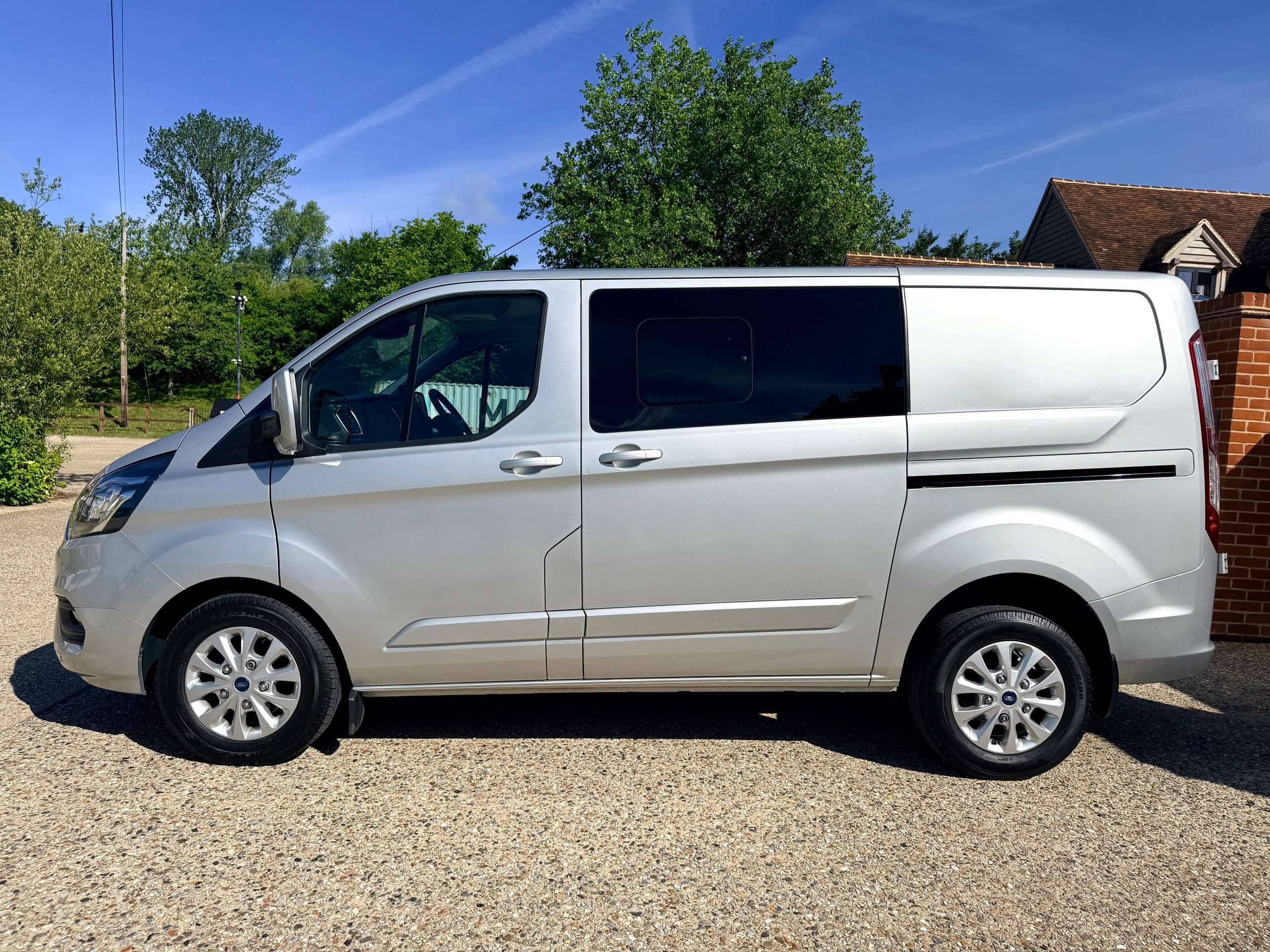 A 2020 FORD TRANSIT CUSTOM 2.0 300 EcoBlue Limited Crew Van Double Cab 5dr Diesel Auto L1 H1 Euro 6 (s/s) (170 ps) A 2020 FORD TRANSIT CUSTOM 2.0 300 EcoBlue Limited Crew Van Double Cab 5dr Diesel Auto L1 H1 Euro 6 (s/s) (170 ps)