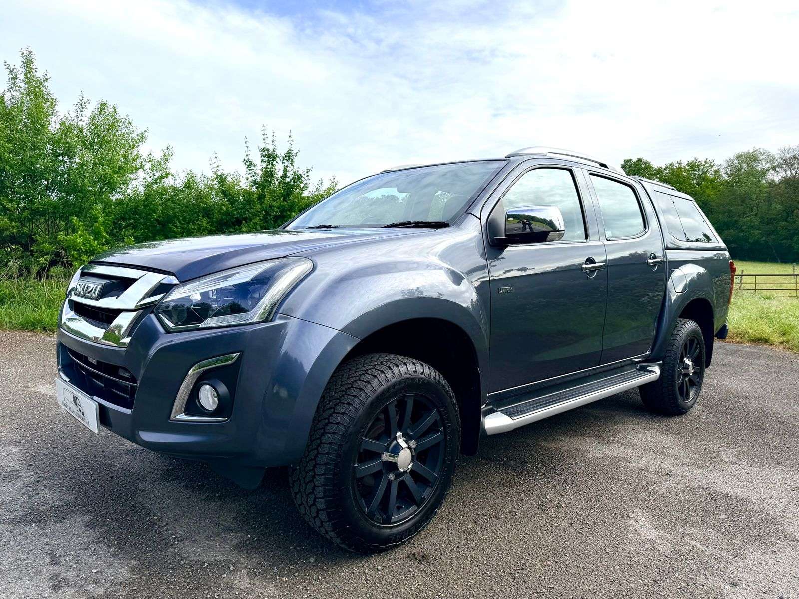 A 2018 ISUZU D-MAX 1.9 TD Utah Huntsman Edition Pickup Double Cab 4dr Diesel Auto 4WD Euro 6 (164 ps) A 2018 ISUZU D-MAX 1.9 TD Utah Huntsman Edition Pickup Double Cab 4dr Diesel Auto 4WD Euro 6 (164 ps)