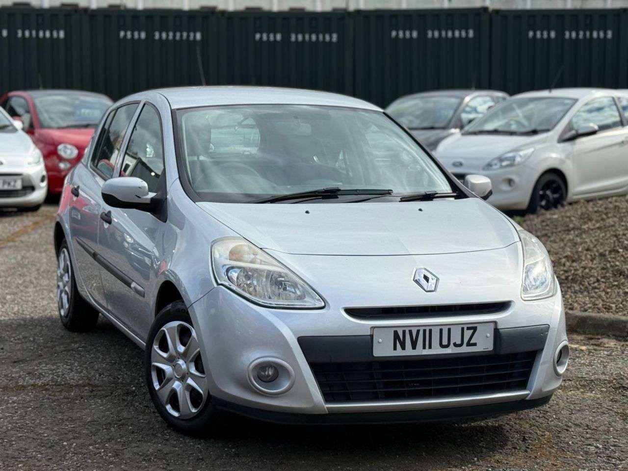 A 2011 RENAULT CLIO 1.2 Bizu Hatchback 5dr Petrol Manual Euro 5 (75 ps) A 2011 RENAULT CLIO 1.2 Bizu Hatchback 5dr Petrol Manual Euro 5 (75 ps)