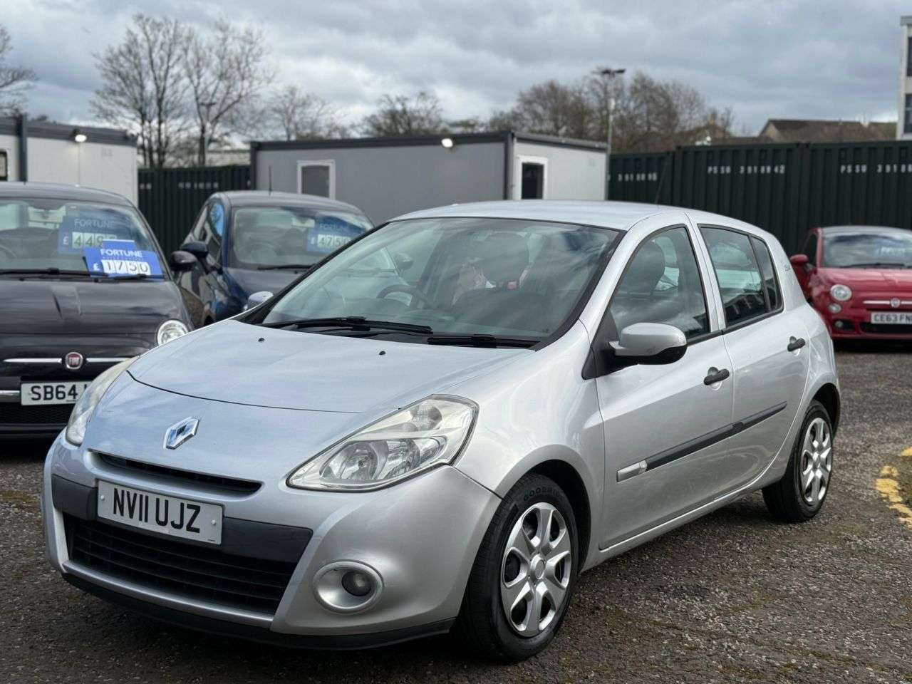 A 2011 RENAULT CLIO 1.2 Bizu Hatchback 5dr Petrol Manual Euro 5 (75 ps) A 2011 RENAULT CLIO 1.2 Bizu Hatchback 5dr Petrol Manual Euro 5 (75 ps)