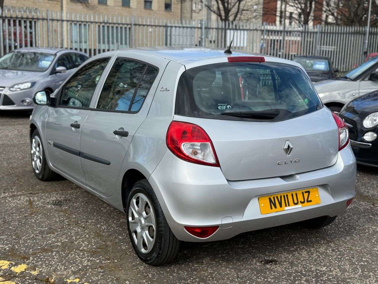 A 2011 RENAULT CLIO 1.2 Bizu Hatchback 5dr Petrol Manual Euro 5 (75 ps) A 2011 RENAULT CLIO 1.2 Bizu Hatchback 5dr Petrol Manual Euro 5 (75 ps)