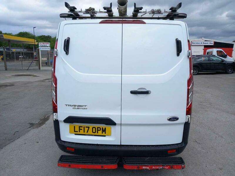 A 2017 FORD TRANSIT CUSTOM 310 LR P/V A 2017 FORD TRANSIT CUSTOM 310 LR P/V