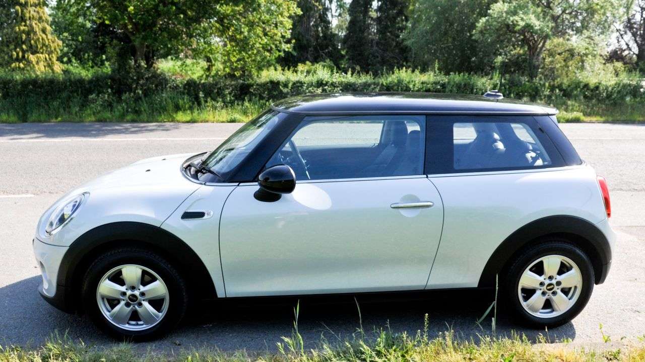 A 2018 MINI HATCH 1.5 Cooper Hatchback 3dr Petrol Manual Euro 6 (s/s) (136 ps) Low Mileage A 2018 MINI HATCH 1.5 Cooper Hatchback 3dr Petrol Manual Euro 6 (s/s) (136 ps) Low Mileage