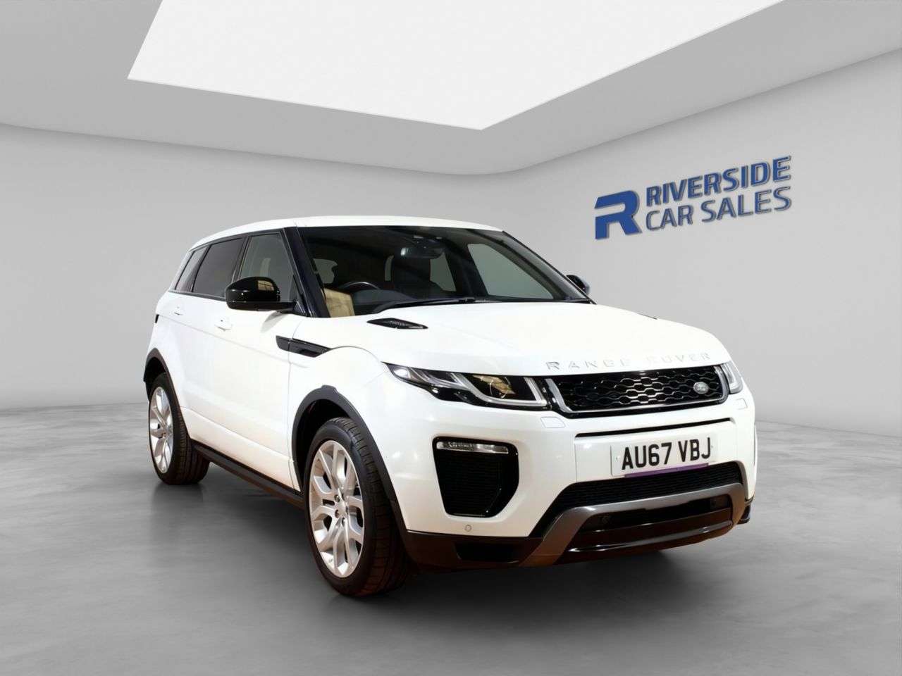 A 2017 LAND ROVER RANGE ROVER EVOQUE 2.0 TD4 HSE Dynamic SUV 5dr Diesel Auto 4WD Euro 6 (s/s) (180 ps) A 2017 LAND ROVER RANGE ROVER EVOQUE 2.0 TD4 HSE Dynamic SUV 5dr Diesel Auto 4WD Euro 6 (s/s) (180 ps)