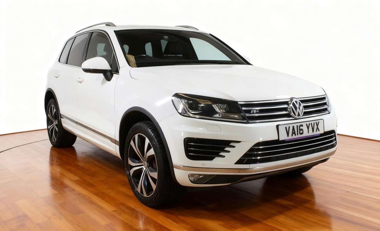 A 2016 VOLKSWAGEN TOUAREG 3.0 TDI V6 BlueMotion Tech R-Line SUV 5dr Diesel Tiptronic 4WD Euro 6 (s/s) A 2016 VOLKSWAGEN TOUAREG 3.0 TDI V6 BlueMotion Tech R-Line SUV 5dr Diesel Tiptronic 4WD Euro 6 (s/s)
