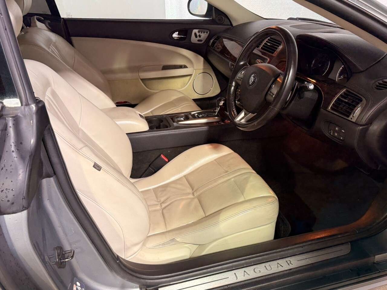 A 2006 JAGUAR XK 4.2 V8 Coupe 2dr Petrol Auto Euro 4 (300 ps) A 2006 JAGUAR XK 4.2 V8 Coupe 2dr Petrol Auto Euro 4 (300 ps)