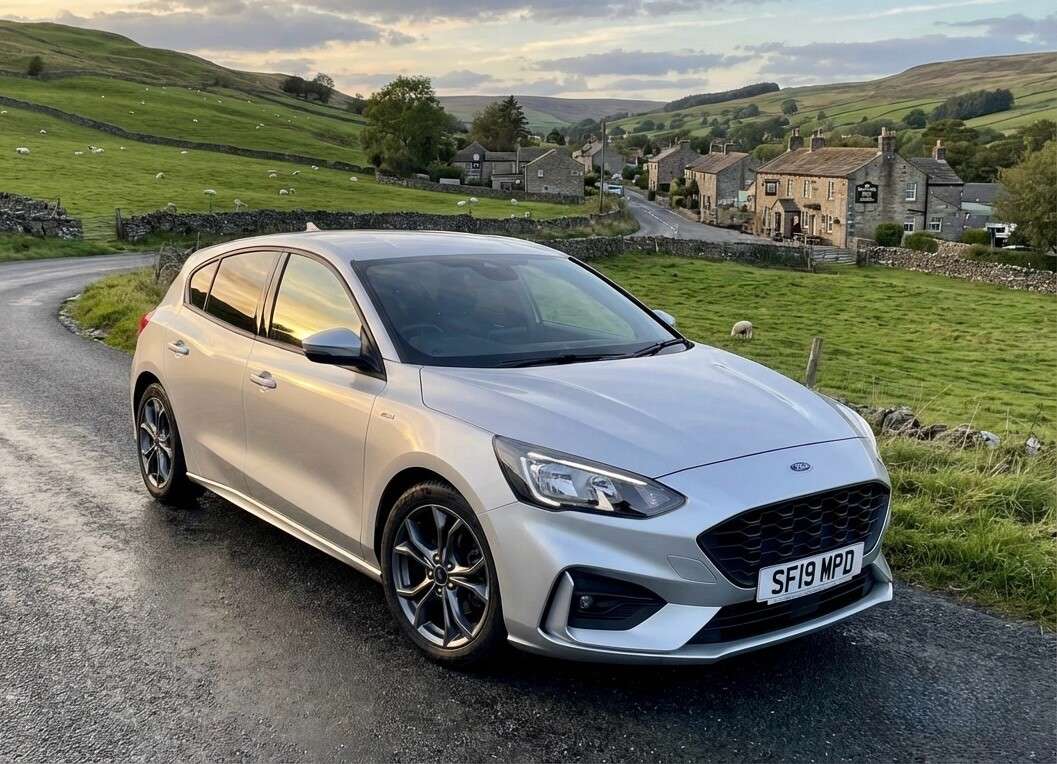 A 2019 FORD FOCUS 1.0T EcoBoost ST-Line Hatchback 5dr Petrol Manual Euro 6 (s/s) (125 ps) A 2019 FORD FOCUS 1.0T EcoBoost ST-Line Hatchback 5dr Petrol Manual Euro 6 (s/s) (125 ps)