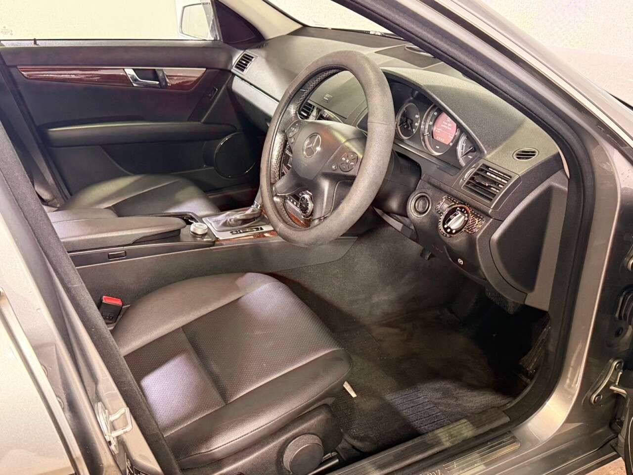 A 2009 MERCEDES-BENZ C-CLASS 2.1 C200 CDI Elegance Saloon 4dr Diesel Auto Euro 4 (136 ps) A 2009 MERCEDES-BENZ C-CLASS 2.1 C200 CDI Elegance Saloon 4dr Diesel Auto Euro 4 (136 ps)