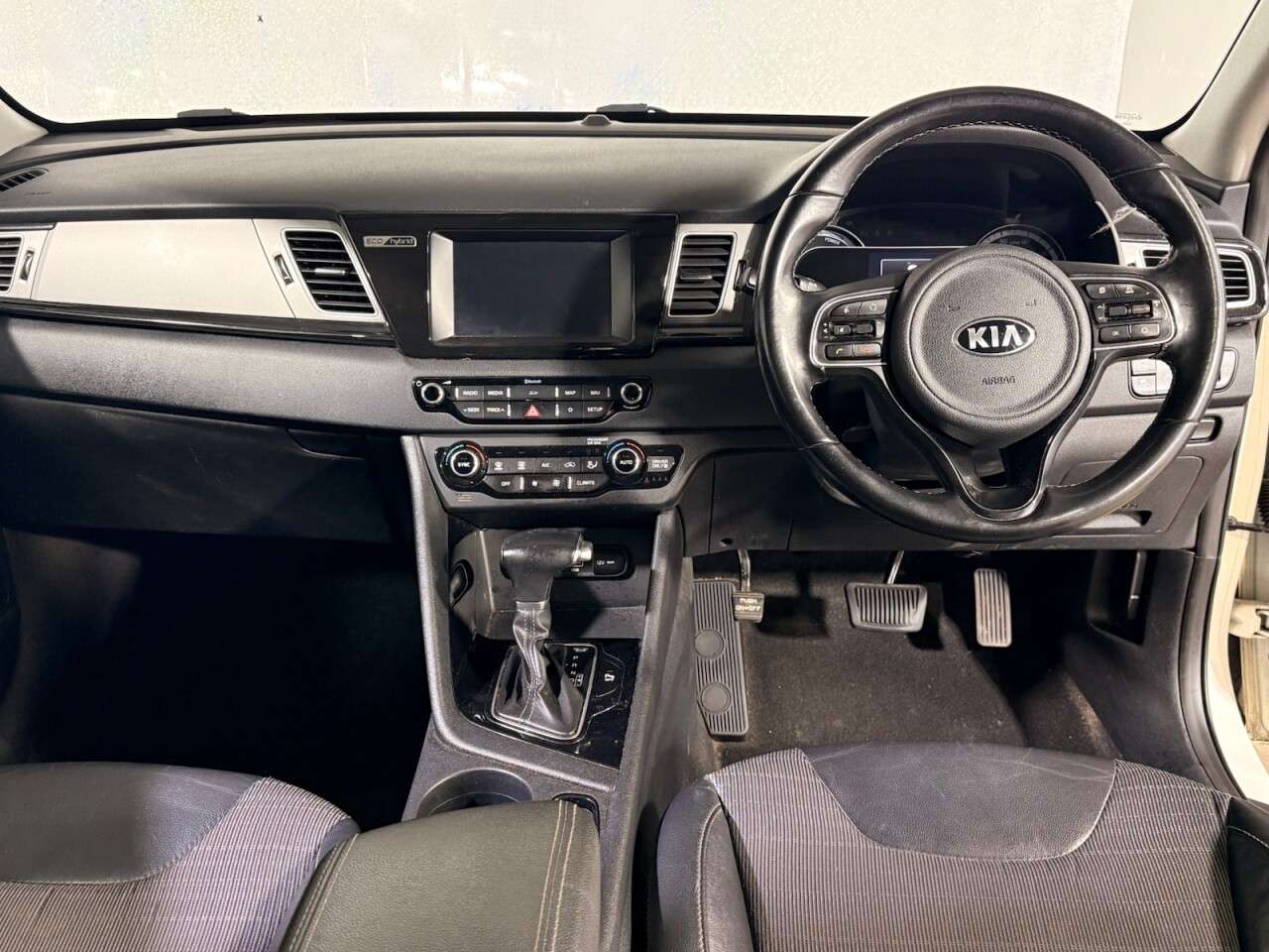 A 2019 KIA NIRO 1.6h GDi GPF 2 SUV 5dr Petrol Hybrid DCT Euro 6 (s/s) (139 bhp) A 2019 KIA NIRO 1.6h GDi GPF 2 SUV 5dr Petrol Hybrid DCT Euro 6 (s/s) (139 bhp)