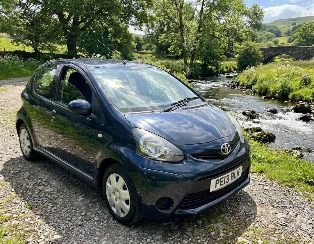 A 2013 TOYOTA AYGO 1.0 VVT-i Ice Hatchback 5dr Petrol Manual Euro 5 (67 ps) A 2013 TOYOTA AYGO 1.0 VVT-i Ice Hatchback 5dr Petrol Manual Euro 5 (67 ps)